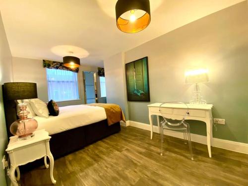 a bedroom with a bed and a desk in it at Stylish Apartment - 1 Minute walk to Poole Quay - Great Location - Free Parking - Fast WiFi - Smart TV - Newly decorated - sleeps up to 2! Close to Poole & Bournemouth & Sandbanks in Poole