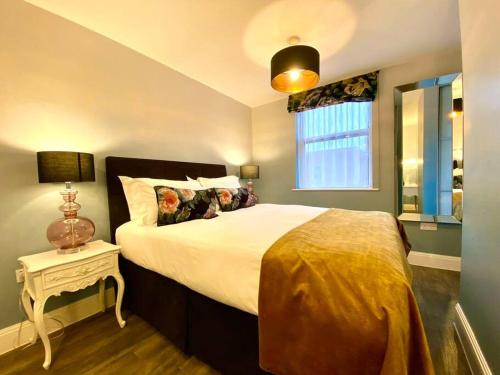 Postel nebo postele na pokoji v ubytování Stylish Apartment - 1 Minute walk to Poole Quay - Great Location - Free Parking - Fast WiFi - Smart TV - Newly decorated - sleeps up to 2! Close to Poole & Bournemouth & Sandbanks