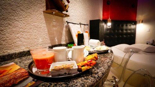un vassoio di cibo e bevande su un bancone in una stanza d'albergo di Motel Ipe a Araçariguama