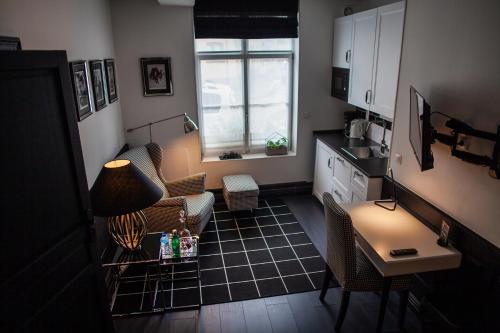 a small kitchen with a couch and a table in a room at Bienvenue Chez Nous in Bergues