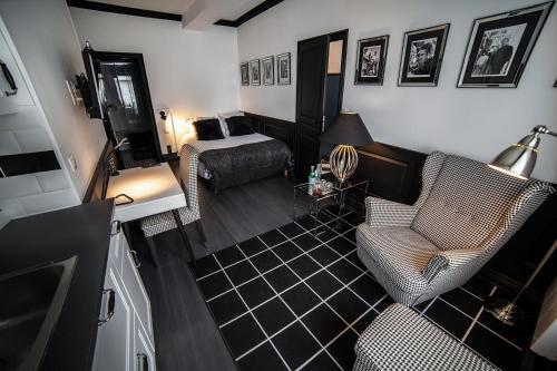 a small room with a bed and a couch at Bienvenue Chez Nous in Bergues