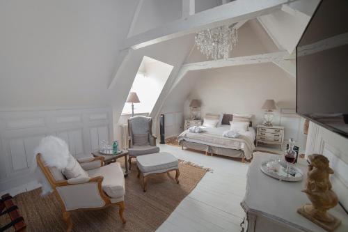 a large living room with a bed and a couch at Bienvenue Chez Nous in Bergues