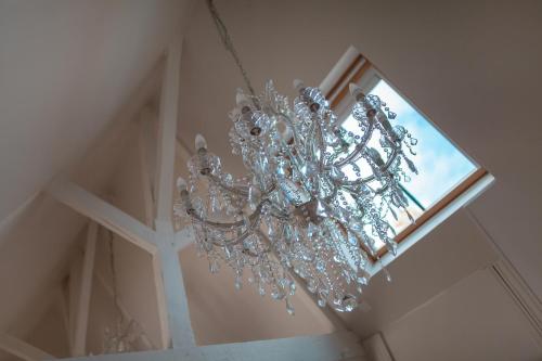 a silver chandelier hanging from a ceiling at Bienvenue Chez Nous in Bergues
