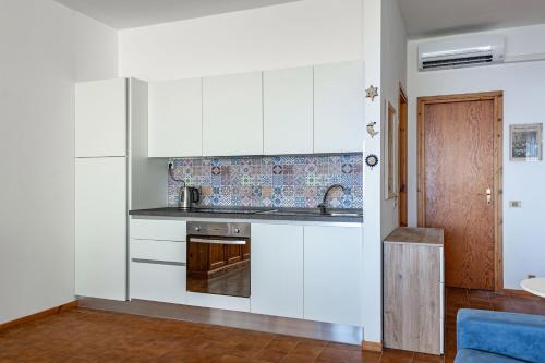 Kuchyň nebo kuchyňský kout v ubytování L&M Apartments - Pool - by Host4U