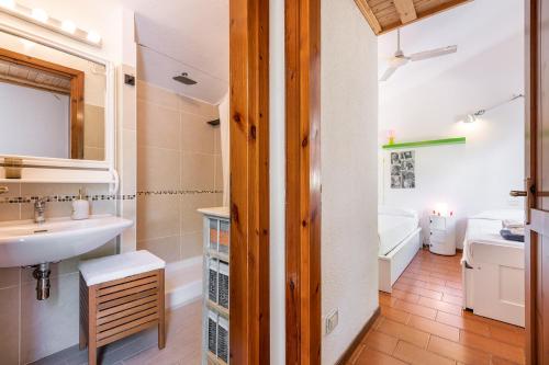 Ένα μπάνιο στο Domus Moon Apartment with sea view Villasimius