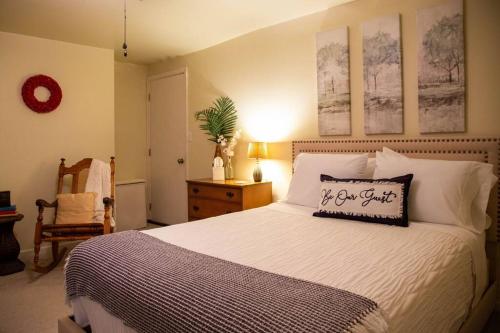 1 dormitorio con 1 cama grande y 1 silla en Hilltop Hideaway - 3BDR in Downtown London, KY, en London