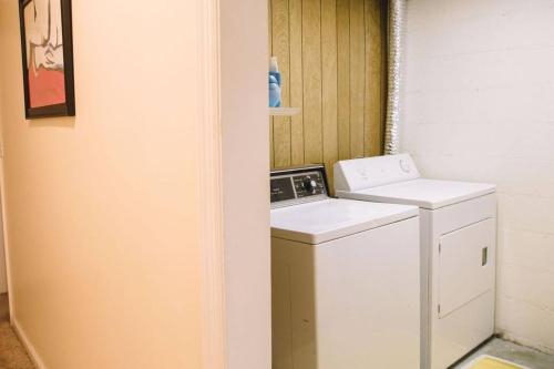 - Lavadora y secadora en una habitación pequeña en Hilltop Hideaway - 3BDR in Downtown London, KY en London
