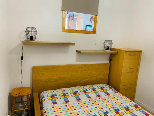 une chambre avec un lit, une armoire et un miroir dans l'établissement Appart 3 Chambres - 8 pers - AU PIED DES PISTES, à Valmeinier