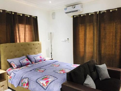 Een bed of bedden in een kamer bij Casa di Dora, Fully furnished 2 Bedroom Executive Apartments