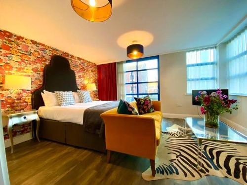 Postel nebo postele na pokoji v ubytování Luxurious Studio Apartment - 1 Minute walk to Poole Quay - Great Location - Free Parking - Fast WiFi - Smart TV - Newly decorated - sleeps up to 2! Close to Poole & Bournemouth & Sandbanks