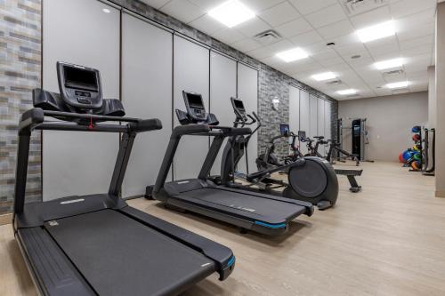 Fitness centrum a/nebo fitness zařízení v ubytování Cambria Hotel Savannah Downtown Historic District
