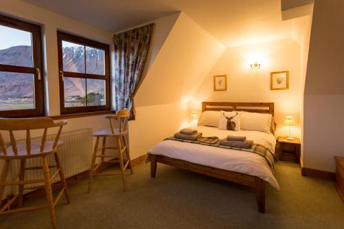 1 dormitorio con 1 cama, 2 sillas y ventana en Ferroch the place with an amazing view!, en Torridon