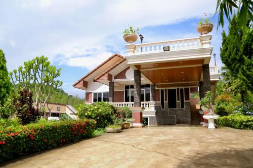 une maison avec des fleurs et des plantes devant elle dans l'établissement Mountain Pool Villa Suan Pheung, à Suan Phueng