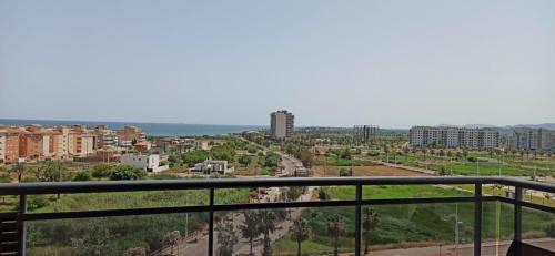 een balkon met uitzicht op de stad bij Apartamento Aguamarina - Playa Moncofa in Moncófar