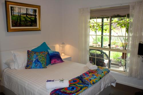 A bed or beds in a room at Blue Gum Cottage on Bay