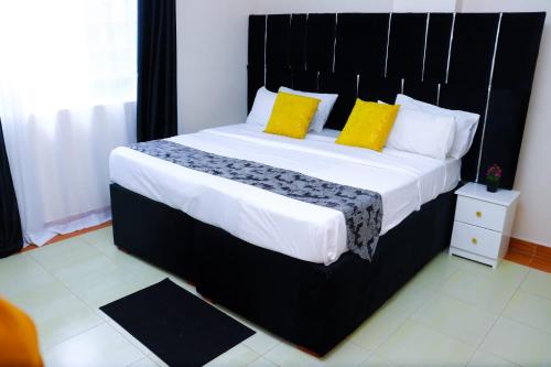 Cama o camas de una habitación en Best rated Garden Estate 2 bedroom