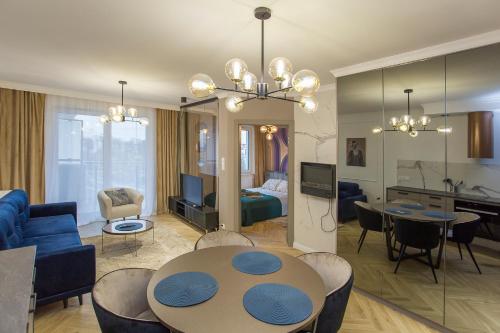 TV a/nebo společenská místnost v ubytování Apartament przy centrum i dworcu