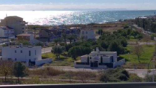 z powietrza widok na domy i ocean w obiekcie Apartamento Aguamarina - Playa Moncofa w mieście Moncófar