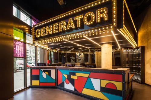 un restaurant avec un panneau indiquant un générateur dans l'établissement Generator Paris, à Paris