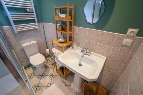 a bathroom with a sink and a toilet at Bienvenue Chez Nous in Bergues