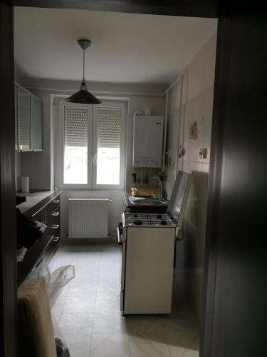 a small kitchen with a stove and a window at APARTAMENT AUTENTIC RESIDENCE in Predeal