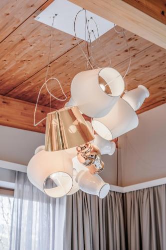 a cluster of white lights hanging from a ceiling at GOING TRIPLE A apartments NORTH in Going