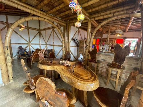 a room with wooden tables and chairs in a building at Chalet la texana in Filandia