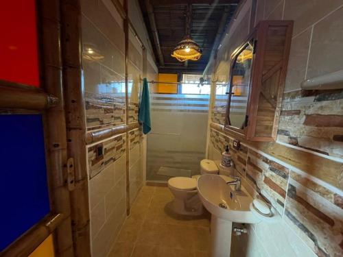a bathroom with a sink and a toilet at Chalet la texana in Filandia
