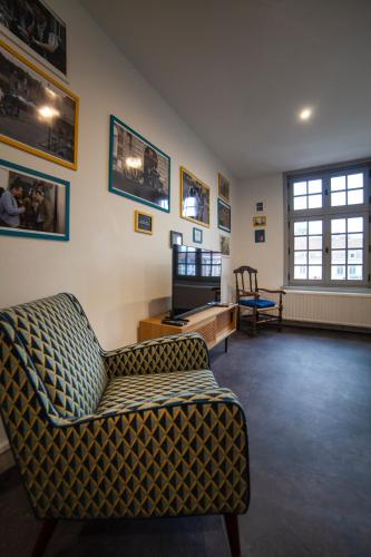 a living room with two chairs and a couch at Bienvenue Chez Nous in Bergues