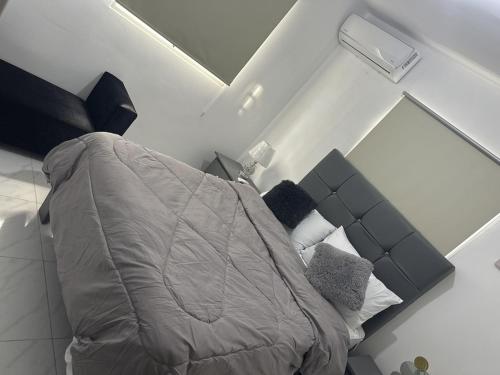 Katil atau katil-katil dalam bilik di Cozy Stylish Apartment, perfect location!
