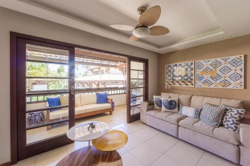 a living room with a couch and a table at Batur 102 - Bali Bahia in Praia do Forte