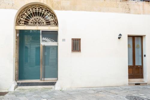 a white building with a door and a window at Suite dei Longobardi in Lecce