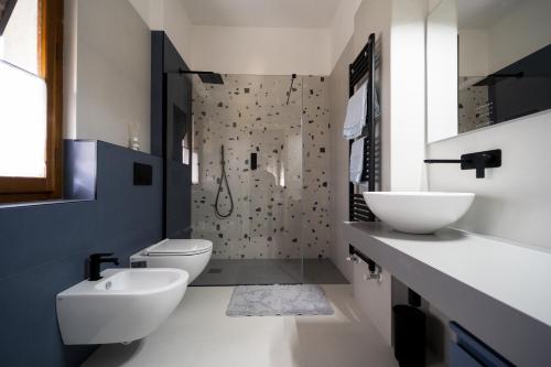 サン・クイーリコ・ドルチャにあるLa Casa di Enricoのバスルーム(トイレ、洗面台、シャワー付)