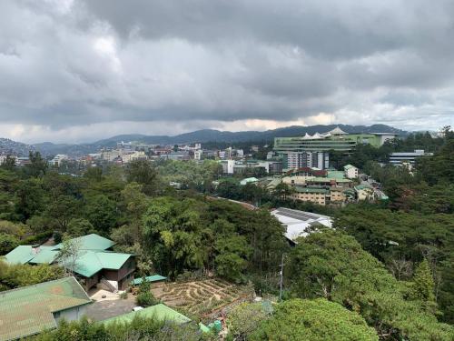 uma vista para uma cidade com edifícios e árvores em Grandview 312 - 1BR Condo Near Burnham Park em Baguio