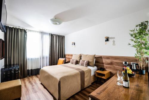 um quarto de hotel com uma cama e uma mesa em Hotel Beit Maimon em Zikhron Ya‘aqov