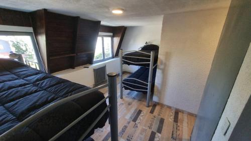 um pequeno quarto com uma cama e um beliche em Temiscira Hostel em San Carlos de Bariloche