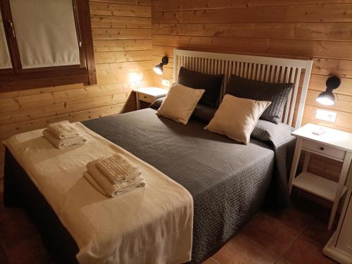 1 dormitorio con 1 cama y 2 mesitas de noche en La Dehesilla de Toledo Escapada Romántica Jacuzzi Sillón Tántrico, en Cobisa
