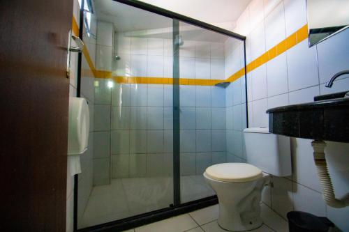 W łazience znajduje się prysznic, toaleta i umywalka. w obiekcie Hotel Piramide - Iguatemi w mieście Salvador
