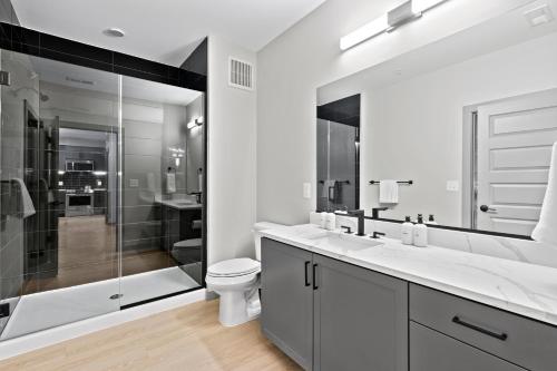 een witte badkamer met een toilet en een douche bij WhyHotel by Placemakr, Columbia in Columbia
