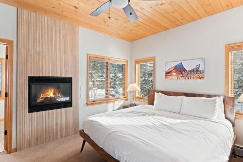 1 dormitorio con 1 cama y chimenea en Evergreens 12, en Steamboat Springs