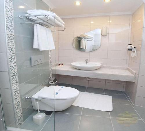 uma casa de banho com um WC e um lavatório em Azak Hotel em Alanya