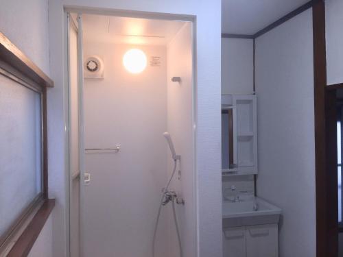 uma casa de banho branca com um lavatório e um WC em D-pdal Inn - Vacation STAY 38493v em Tóquio
