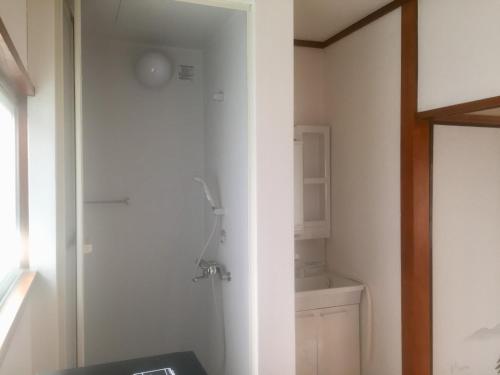 y baño con aseo y lavamanos. en D-pdal Inn - Vacation STAY 39054v, en Tokio
