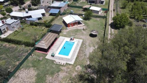 una vista aérea de una casa con piscina en Cabaña Bertani en San Rafael
