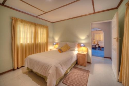 Sedia Riverside Hotel tesisinde bir odada yatak veya yataklar