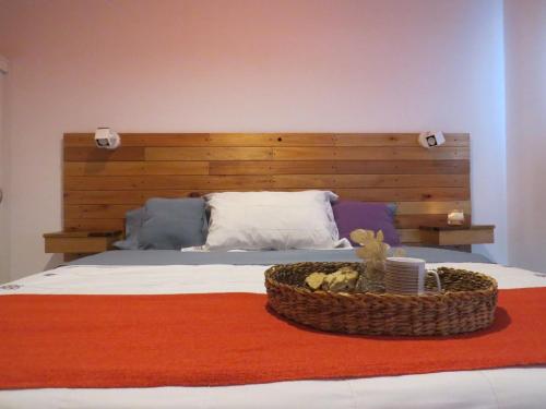 Un dormitorio con una cama con una cesta. en Casa Nera en Esquel