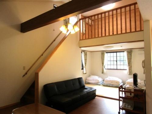 日光的住宿－Sudomari no Yado Sunmore - Vacation STAY 46748v，带沙发的客厅和阁楼。