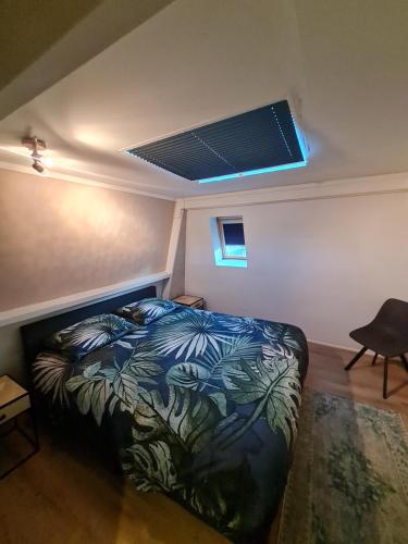 - une chambre avec un lit dans une pièce dotée d'un plafond dans l'établissement Klein Middelweg, à Uitgeest