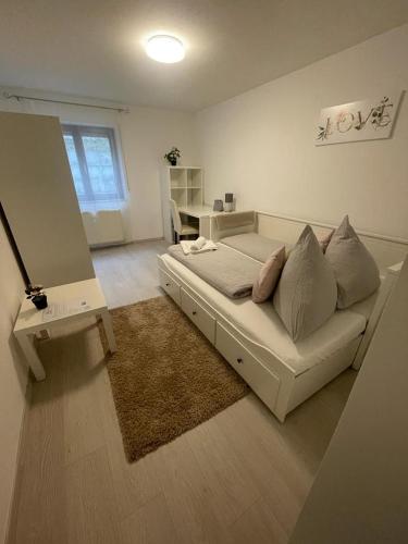 - un salon avec un canapé blanc et une table dans l'établissement Appartment Relax&Easy, à Karlsruhe