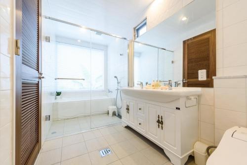 金武町にあるMarina Kin - Vacation STAY 48755vの浴槽、洗面台、シャワーを備えたバスルーム